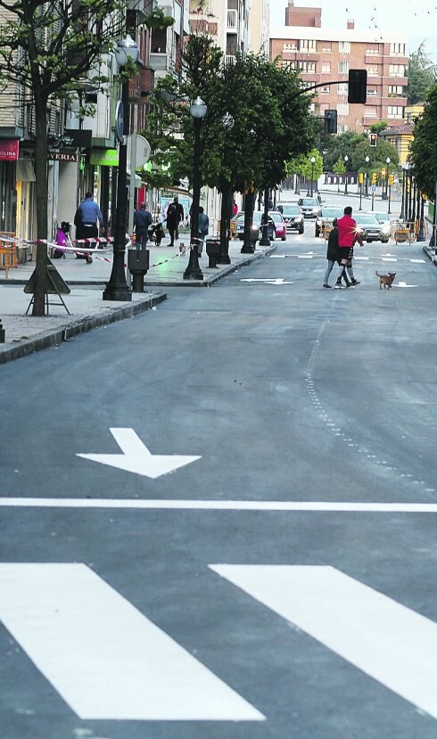 El primer tramo de la avenida de la Costa, ya pintado. 