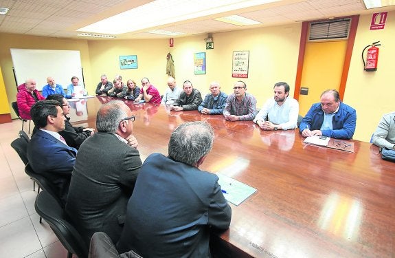 Representantes de CCOO, UGT y la patronal del automóvil, durante la firma del convenio. 