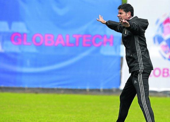 Fernando Hierro da indicaciones a sus hombres durante la sesión de ayer en El Requexón.