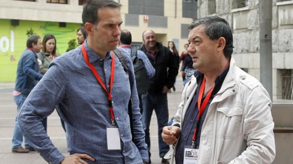 José Manuel Zapico y José María Guzmán Pacios, a la entrada del congreso.