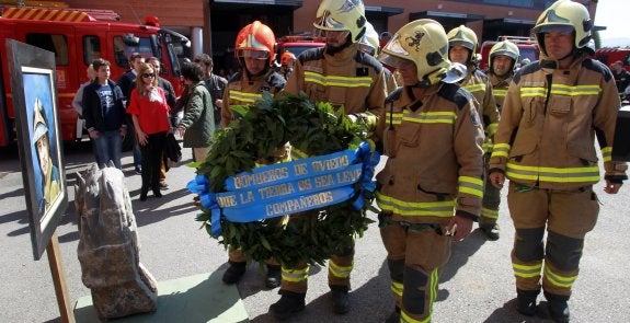 La ofrenda floral celebrada en homenaje a Eloy Palacio en Rubín el pasado 7 de abril. 