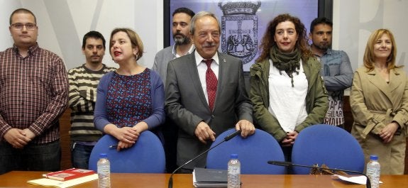 Ana Taboada, Wenceslao López y Cristina Pontón, en primera fila, con Diego Valiño, Ignacio Fernández del Páramo, Ricardo Fernández, Iván Álvarez y Marisa Ponga. El palacete de Villa Magdalena. 