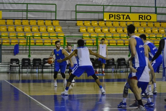 El Ourense Baloncesto, durante el entrenamiento de ayer. 