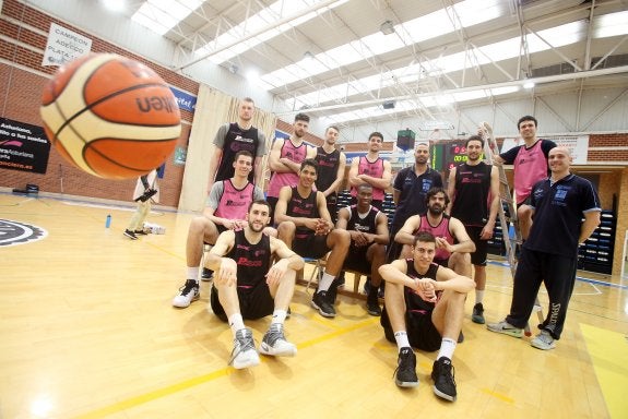 La plantilla del Unión Financiera posa para EL COMERCIO al término de su entrenamiento de ayer en Pumarín. 