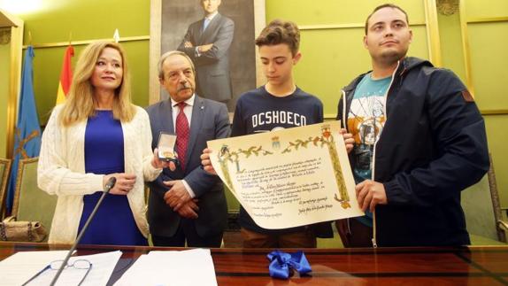 Marta Valle, Wenceslao López, y los hijos de Eloy Palacio, con la Medalla de Oro concedida al bombero fallecido.