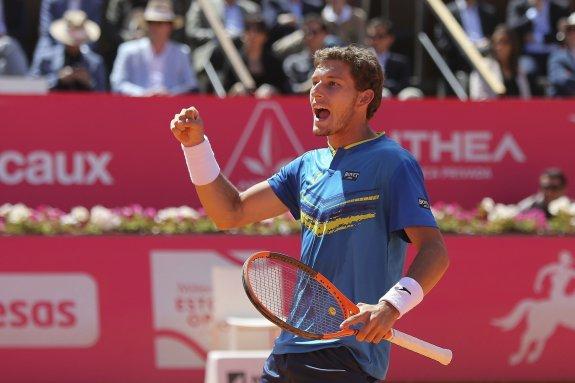 Pablo Carreño celebra un punto durante el partido de ayer en Estoril contra el murciano Nicolás Almagro. 