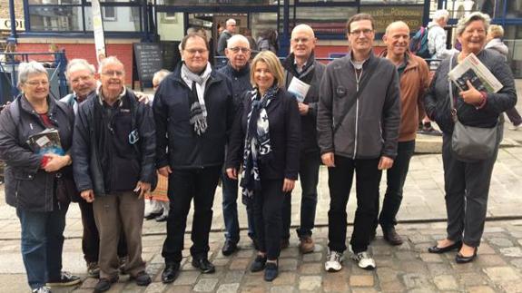 Corinne Erhel, en el centro, en un acto reciente de campaña. 