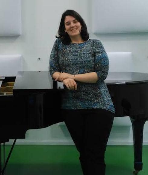 Serena Pérez, apoyada en un piano, en el conservatorio.