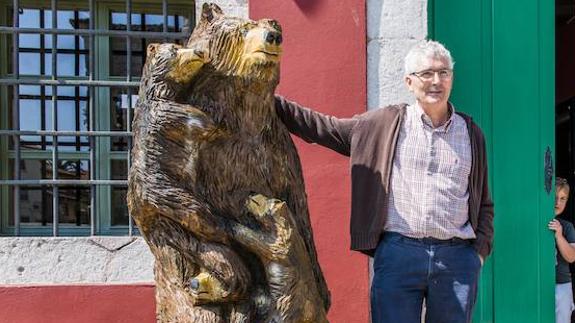 Toño Llorente, con la escultura de la osa y los esbardos.