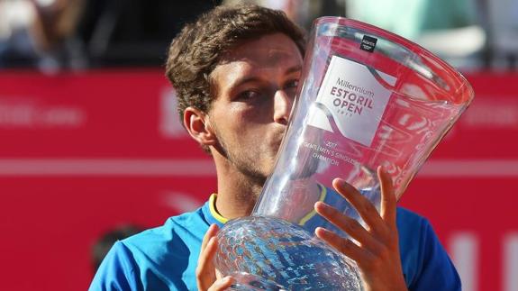 El gijonés Pablo Carreño, besa la copa. 