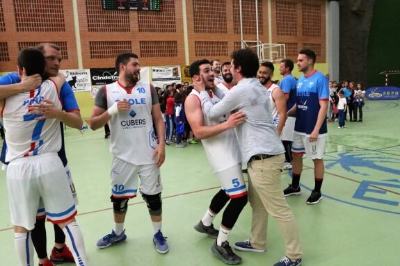 El Ecole celebra el ascenso al final del encuentro. 