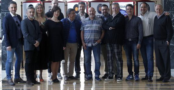 Los directores, cantantes y representantes del Ayuntamiento de Oviedo, durante la presentación de la zarzuela en el teatro Campoamor. 