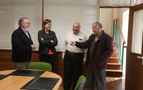 Carmen Moriyón conversa con José Juan Gómez, Álvaro Tuero y Luciano González, en Atalía. 