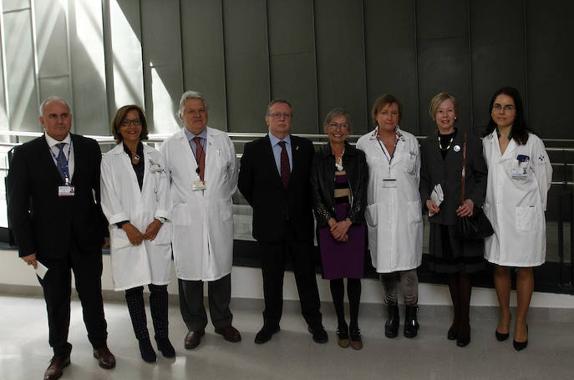 Luis Hevia, Elena Vega, Javier Ferrer, Francisco del Busto, Pilar Antoñanzas, Isabel Palacio, Ana Cristina Tolivar y Paula Jiménez, en el Hospital Universitario Central de Asturias. 