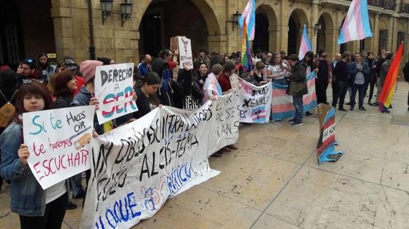 Decenas de personas se han concentrado esta mañana en Oviedo contra la presencia en Asturias del autobús de Hazte Oír.