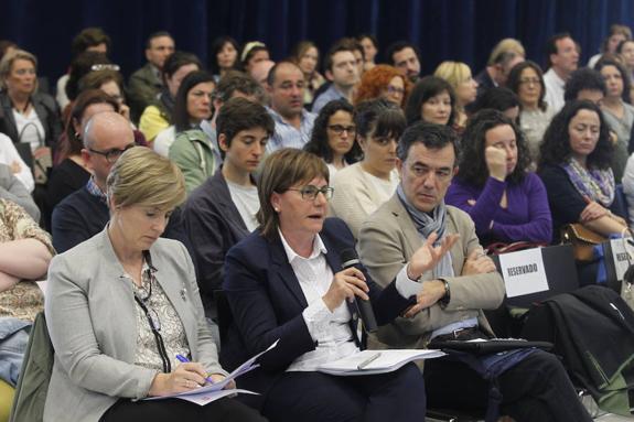 Pilar Varela hace una pregunta rodeada por Luisa Pérez y Francisco Javier Mato. 