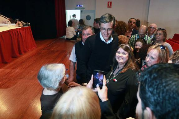Madina se saca fotos con militantes y simpatizantes tras el acto del domingo en Pola de Laviana. 