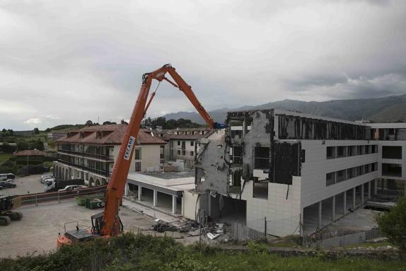 A primera hora de la mañana de ayer comenzó la demolición de la estructura perteneciente al nuevo edificio del hotel Kaype. 