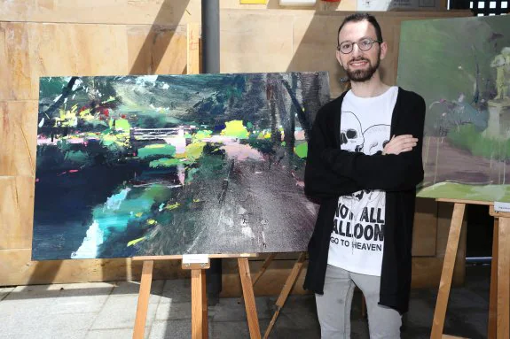 El ganador de la quinta edición del certamen de pintura, Samuel Armas, junto a su cuadro. 