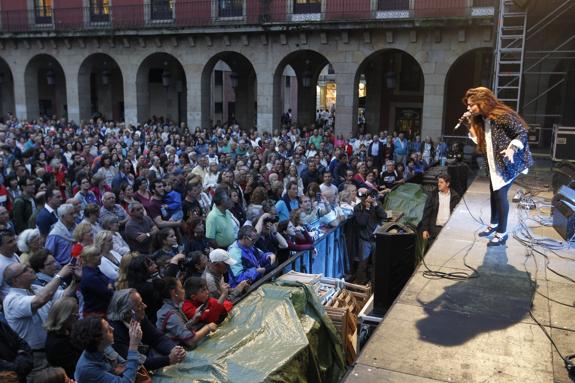 Soledad Morente en un concierto celebrado en la plaza Mayor durante la Semana Grande de 2016. 