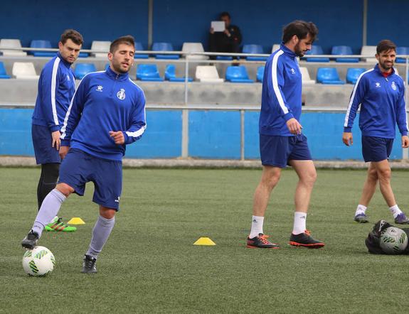 Álex Arias controla un balón en el entrenamiento, con Matías y Pantiga detrás. 