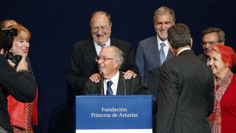 El presidente del jurado del Premio Princesa de Asturias de Cooperación Internacional 2017, Marcelino Oreja Aguirre, tras comunicar el fallo.