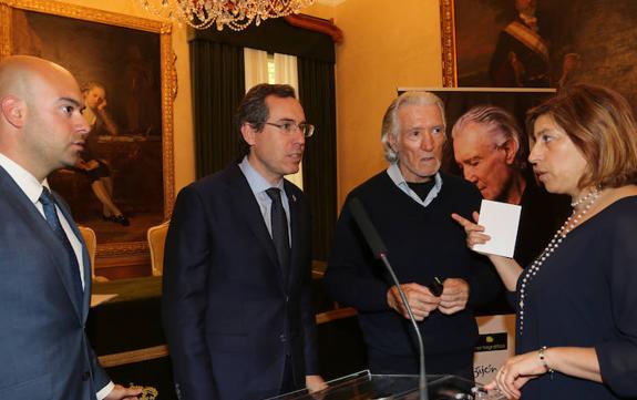 Danny Daniel, entre Fernando Couto y Teresa Sánchez, directora del Jovellanos. 