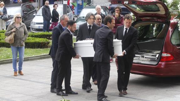 El féretro de la pequeña Celia llega a la iglesia de Santo Tomás de Cantobery, en Avilés. 