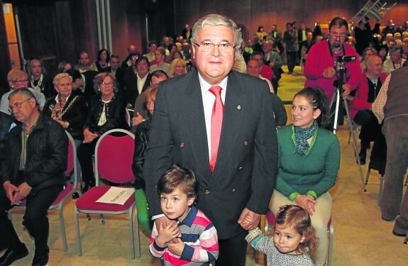 Román Antonio Álvarez, en la presentación del libro en el NH, con sus nietos. 