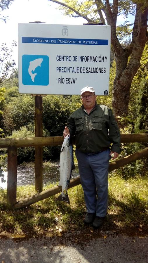 Beto, con el campanu del Esva en el precinto de Casielles