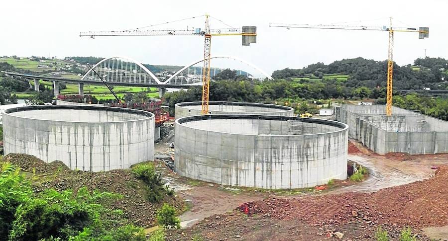 Obras de construcción de la planta de biogás de Navia, que una vez entre en funcionamiento creará una veintena de empleos.