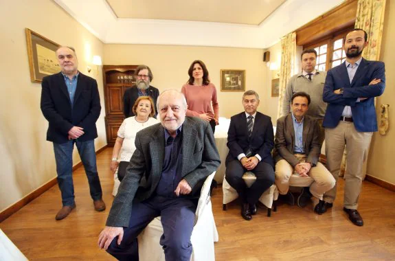 Carlos Suárez, sentado en el centro, y de izquierda a derecha, Alberto Piquero, Lola Lucio, Pelayo Fueyo, Paz de Alvear, José Luis Llorente, Juan Pablo Rodrigo, Diego Medrano y Juan Pablo Rodrigo. 