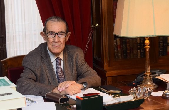 Juan Velarde, tras la entrevista, en su despacho de la Real Academia de las Ciencias Morales y Políticas, en Madrid. 