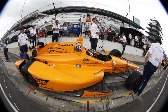El monoplaza de Alonso, preparado para la calificación. 