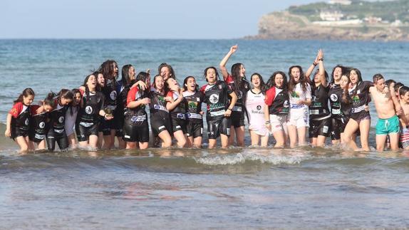 Un baño para celebrar un título liguero.