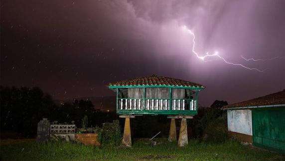 Una de las descargas eléctricas de anoche en Asturias.