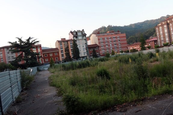 El viejo cuartel de Mieres, vallado y sin demoler aún. :: J. M. PARDO