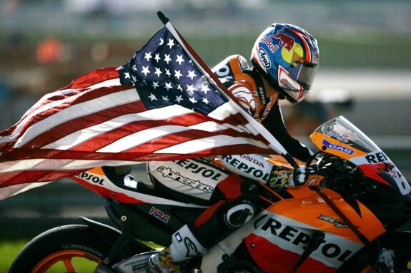 Nicky Hayden porta la bandera estadounidense después de unos de sus triunfos en MotoGP. 
