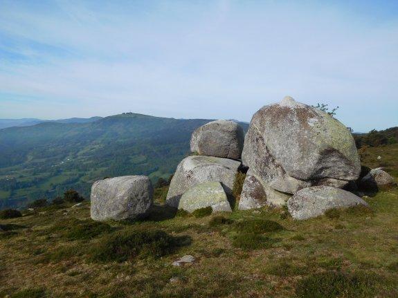 El 'Penedo Aballón' se encuentra derruido tras un ataque vandálico sufrido en 2001. 