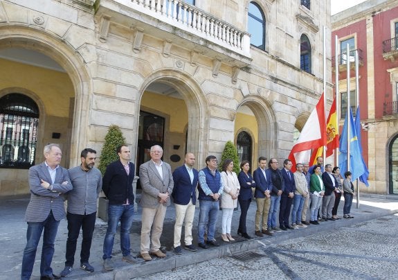  Los concejales, a la puerta del Ayuntamiento. 