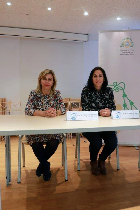 Ana María Coto y Beatriz Caballero, antes de la charla. 