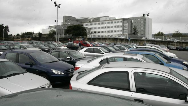 Uno de las zonas del aparcamiento del Hospital de Cabueñes llena de coches