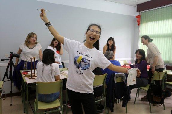 Yifan Zou, durante uno de los talleres realizados por su clase en la Escuela de Idiomas. 