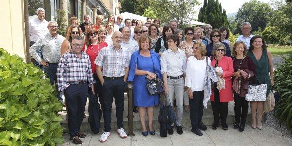 María Ángeles Leivas, de azul, en el centro, junto al gerente del Área V, Miguel Rodríguez y resto de compañeros de Cabueñes, en la despedida celebrada ayer en la Quinta del Ynfanzón. 