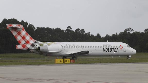 Un avión de Volotea en el aeropuerto de Asturias.