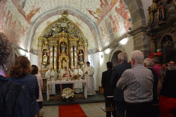 Los vecinos asisten a la misa de inauguración tras la restauración de la iglesia de San Salvador. 