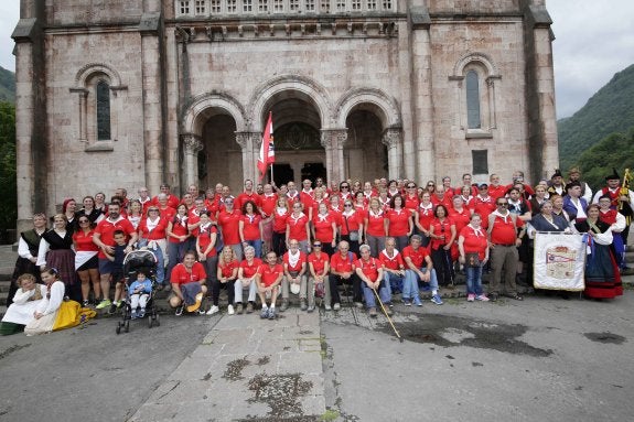 Los participantes en la caminata, la sección de coros y danzas y el orfeón del Grupo se reunieron a mediodía delante de la basílica de Covadonga. 