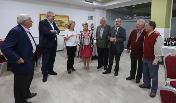 De izquierda a derecha, Teófilo Rodríguez, José María Urbano, Paz Andrés, Araceli Mangas, Francisco Corte, Bernardo Fernández, Armando Arias y José Antonio 'Piti' Casal, en el encuentro celebrado tras la conferencia. 