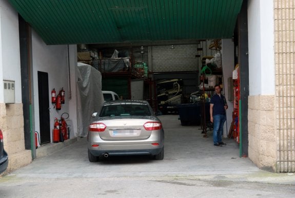 El vehículo de los agentes, en las dependencias de Alcedo de los Caballeros, en Lena. 