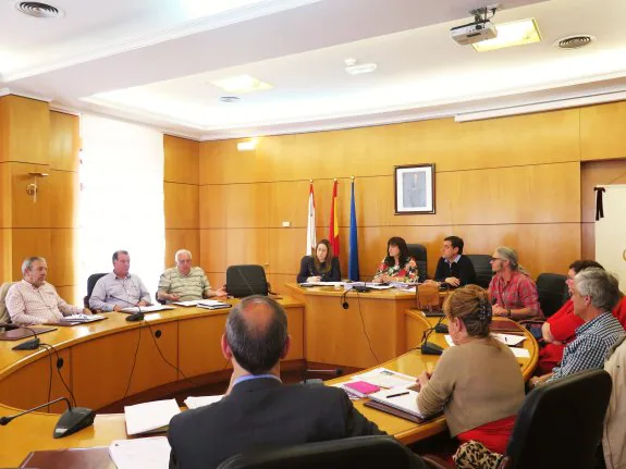 Reunión del Consejo de Áreas Empresariales, celebrada ayer en el salón de sesiones del Ayuntamiento de Carreño.